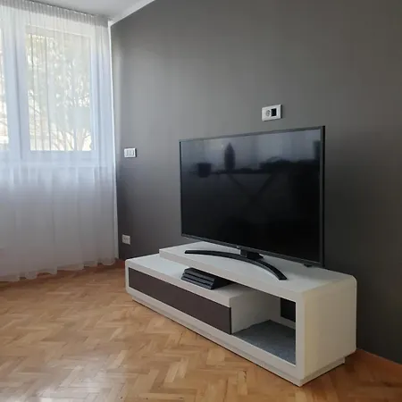 Two-room Close To Center شقة *